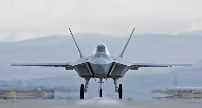 한국이 인도네시아와 국제 공동연구개발 중인 한국형전투기 KF-21(인니명 IF-X) 보라매 사업을 둘러싼 미묘한 움직임이 감지된다. 공동개발국인 인니가 돌연 튀르키예의 차세대전투기 사업에 러브콜을 보낸 가운데 ‘K-방산’의 큰손으로 떠오른 아랍에미리트(UAE)는 KF-21에 관심을 표명하고 있다. 튀르키예 KAAN. 자료사진. [TUSAS 홈페이지]