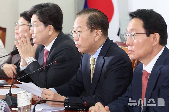 [서울=뉴시스] 권창회 기자 = 권영세 국민의힘 비상대책위원장이 14일 오전 서울 여의도 국회에서 열린 비상대책위원회의에서 발언하고 있다. 2025.04.14. kch0523@newsis.com