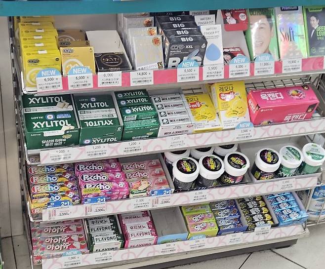 [서울=뉴시스] 송종호 기자=식푸의약품안전처는 남성용 콘돔 등을 의료기기로 분류해 관리하고 있다. 사진은 지난달 10일 서울 시내 편의점에 구비된 국내외 콘돔 브랜드 제품들. 2025.03.10. song@newsis.com *재판매 및 DB 금지