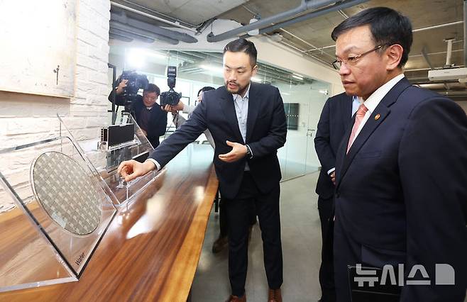 [성남=뉴시스] 이영환 기자 = 사진은 최상목 경제부총리 겸 기획재정부 장관이 지난해 11월 27일 오전 AI 반도체 혁신기업 현장방문으로 경기도 성남시 리벨리온을 방문해 연구 현장을 살펴보고 있는 모습. (공동취재) 2024.11.27. photo@newsis.com
