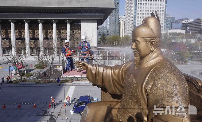 [서울=뉴시스] 김근수 기자 = 15일 서울 종로구 광화문광장에서 관계자들이 세종대왕 동상을 세척하고 있다. 서울시는 이날부터 16일까지 오후 6시까지 이틀에 걸쳐 광화문광장 내 세종대왕 동상과 이순신 장군 동상 세척 작업을 실시한다. (공동취재) 2025.04.15. photo@newsis.com