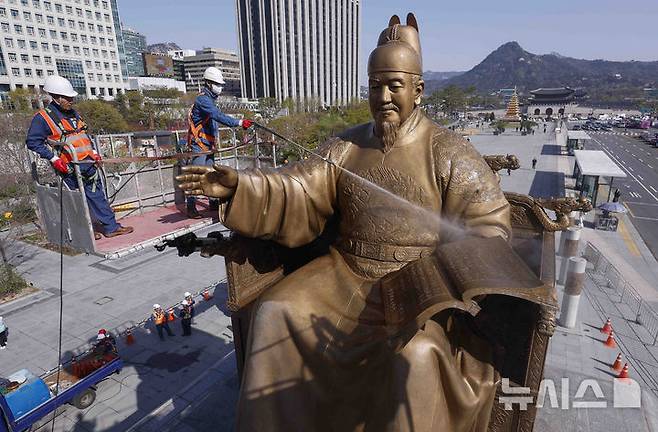 [서울=뉴시스] 김근수 기자 = 15일 서울 종로구 광화문광장에서 관계자들이 세종대왕 동상을 세척하고 있다. 서울시는 이날부터 16일 오후 6시까지 이틀에 걸쳐 광화문광장 내 세종대왕 동상과 이순신 장군 동상 세척 작업을 실시한다. (공동취재) 2025.04.15. photo@newsis.com