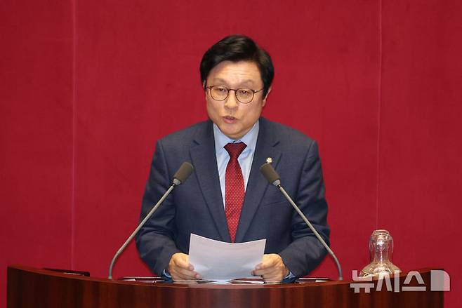 [서울=뉴시스] 고승민 기자 = 14일 서울 여의도 국회에서 열린 제424회 국회(임시회) 제2차 본회의에서 박형수 국민의힘 원내수석부대표가 대정부질문 국무총리 등 국무위원 출석요구의 건에 대해 제안설명을 하고 있다. 2025.04.14. kkssmm99@newsis.com