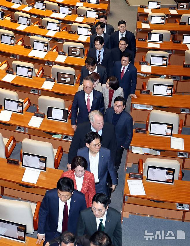 [서울=뉴시스] 조성봉 기자= 15일 오후 서울 여의도 국회 본회의에서 국민의힘 의원들이 헌법재판소 재판관 이완규, 함상훈 후보자 지명 철회 촉구 결의안 상정에 항의하며 퇴장하고 있다. 2025.04.15. suncho21@newsis.com