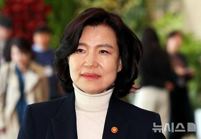 [서울=뉴시스] 최진석 기자 = 이진숙 방송통신위원회 위원장이 8일 정부서울청사에서 열린 국무회의를 마친 후 이동하고 있다. 2025.04.08. myjs@newsis.com