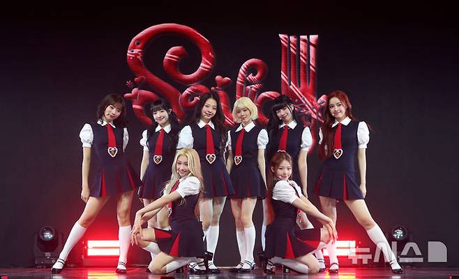 [서울=뉴시스] 김혜진 기자 = 그룹 유니스가 15일 오후 서울 광진구 예스 24 라이브홀에서 열린 두 번째 미니 앨범 '스위시(SWICY)' 발매 기념 쇼케이스에서 무대를 선보이고 있다.타이틀곡 '스위시(SWICY)'는 젠지 세대 나이대에서 자연스럽게 묻어 나오는 매력을 뽐내는 곡이다. 2025.04.15. jini@newsis.com