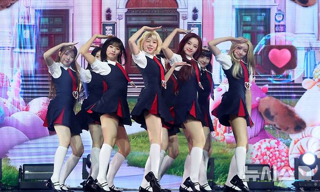 [서울=뉴시스] 김혜진 기자 = 그룹 유니스가 15일 오후 서울 광진구 예스 24 라이브홀에서 열린 두 번째 미니 앨범 '스위시(SWICY)' 발매 기념 쇼케이스에서 무대를 선보이고 있다.타이틀곡 '스위시(SWICY)'는 젠지 세대 나이대에서 자연스럽게 묻어 나오는 매력을 뽐내는 곡이다. 2025.04.15. jini@newsis.com