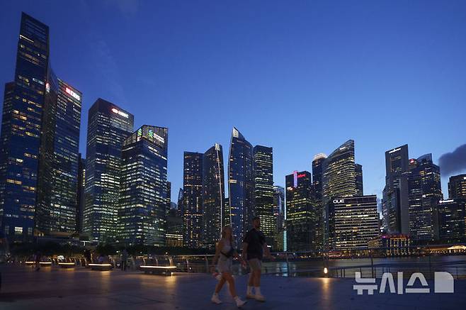 [싱가포르=AP/뉴시스]2024년 5월30일 해가 지는 저녁 시간 관광객들이 싱가포르 상업 중심가를 걷고 있다. 싱가포르는 15일 의회를 해산, 오랫동안 집권해 온 국민행동당(PAP) 로렌스 웡 총리의 지배력을 강화하기 위한 조기 총선의 발판을 마련했다. 2025.04.15.