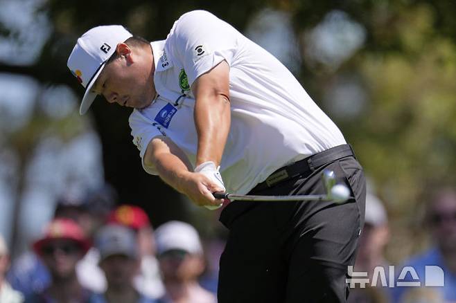 [오거스타=AP/뉴시스] 임성재가 13일(현지 시간) 미 조지아주 오거스타 내셔널 골프클럽에서 열린 제89회 마스터스 토너먼트 최종 라운드 4번 홀에서 티샷하고 있다. 임성재는 최종 합계 7언더파 281타 공동 5위로 대회를 마쳤다. 2025.04.14.