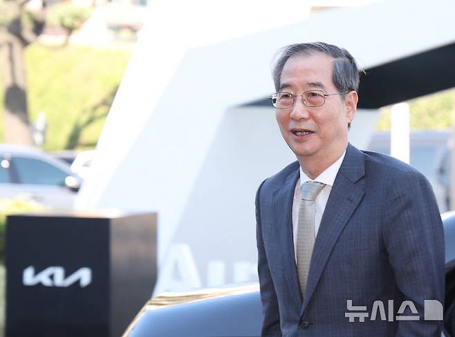 [광주=뉴시스] 조수정 기자 = 한덕수 대통령 권한대행 국무총리가 15일 광주 서구 기아오토랜드 광주공장에서 자동차산업 현장방문을 위해 도착해 이동하고 있다. 2025.04.15. chocrystal@newsis.com