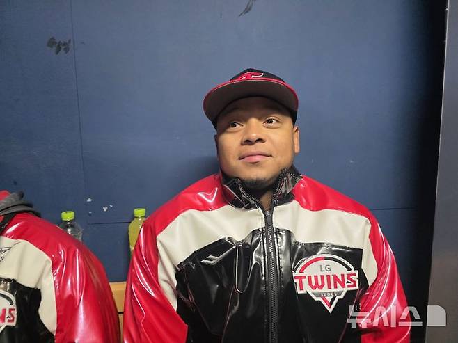 [서울=뉴시스] 김희준 기자 = 프로야구 LG 트윈스의 엘리에이저 에르난데스가 15일 잠실구장에서 벌어진 2025 신한 쏠뱅크 KBO리그 삼성 라이온즈와의 경기에서 6이닝 노히트 투구를 선보인 뒤 취재진과 인터뷰를 하고 있다. 2025.04.15