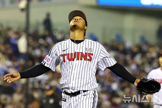 [서울=뉴시스] 박주성 기자 = 15일 오후 서울 송파구 잠실야구장에서 열린 프로야구 2025 KBO리그 삼성 라이온즈 대 LG 트윈스의 경기, LG 선발 에르난데스가 5회초 까지 무실점으로 막은 후 덕아웃으로 들어오고 있다. 2025.04.15. park7691@newsis.com