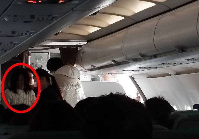 항공기 비상문 개방 사건 피의자 모습. 독자 제공