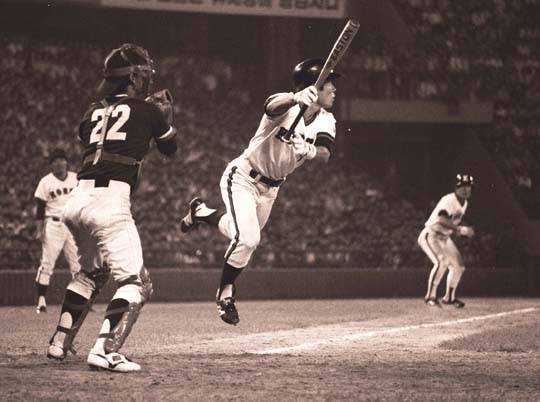 개구리 번트를 시도하는 김재박 감독(일간스포츠 제공)