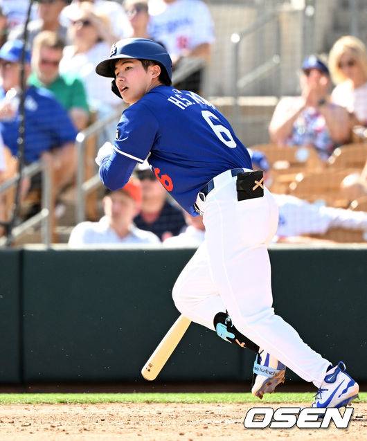 [OSEN=글렌데일(미국), 이대선 기자] '코리안 데이'였다.&nbsp;이정후(샌프란시스코 자이언츠)와 김혜성(LA 다저스)이 맞대결에서 나란히 맹활약했다. &nbsp;LA 다저스와 샌프란시스코 자이언츠는 2일(이하 한국시간) 미국 애리조나주 글렌데일의 캐멀백 랜치에서 2025 메이저리그 시범경기를 치렀다.&nbsp;이날 김혜성은 8번 유격수로,&nbsp;이정후는 3번 중견수로 각각 선발 출장했다. 이정후가 총알 2루타로 선제 타점을 올리자, 7푼 타율로 마음고생을 하던 김혜성은 시범경기 첫 홈런포를 터뜨렸다.5회말 1사에서 LA 다저스 김혜성이 좌월 솔로 홈런을 치고 있다. 2025.03.02 / sunday@osen.co.kr