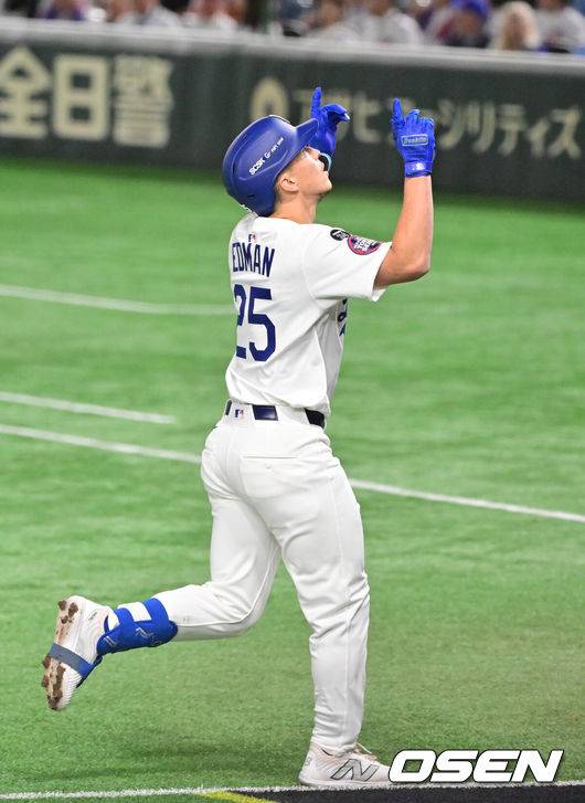 [OSEN=도쿄(일본), 박준형 기자] 19일 오후 일본 도쿄돔에서 MLB 월드투어 도쿄 개막시리즈 2차전 시카고 컵스와 LA 다저스의 경기가 진행됐다이날 선발투수로 시카고컵스는 저스틴 스틸을, LA다저스는 사사키를 내세웠다. 3회초 2사 LA 다저스 에드먼이 솔로홈런을 날리고 세리머니를 하고 있다.  2025.03.19 / soul1014@osen.co.kr