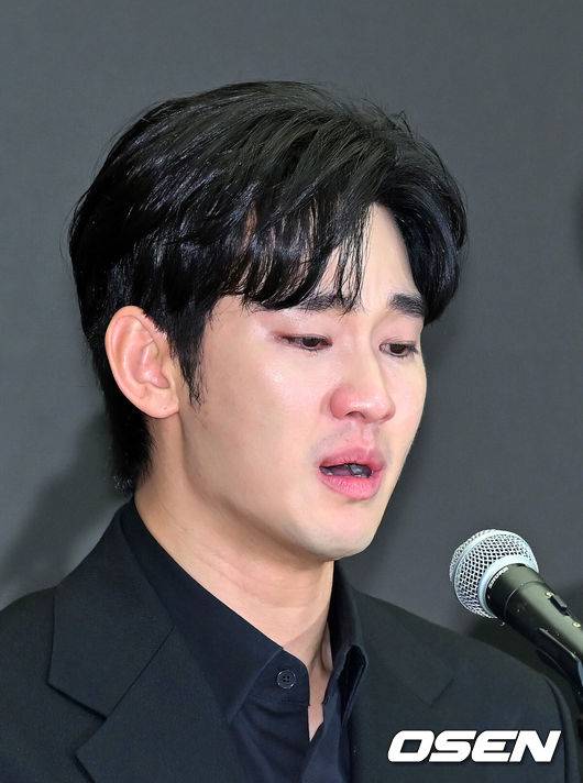 [OSEN=민경훈 기자] 31일 오후 서울 마포구 상암동 스탠포드호텔에서 김수현 기자회견이 열렸다.배우 김수현은 故김새론 사망 이후 그를 휘감은 미성년자 열애 의혹 등에 대한 기자회견에 참석한다. 고인 사망 후 44일 만이며, 김수현은 법무법인 엘케이비앤파트너스 김종복 변호사와 함께 참석한다. 다만 기자회견에서 질의응답은 이뤄지지 않는다.배우 김수현이 기자회견을 하며 눈물을 흘리고 있다. 2025.03.31 / rumi@osen.co.kr