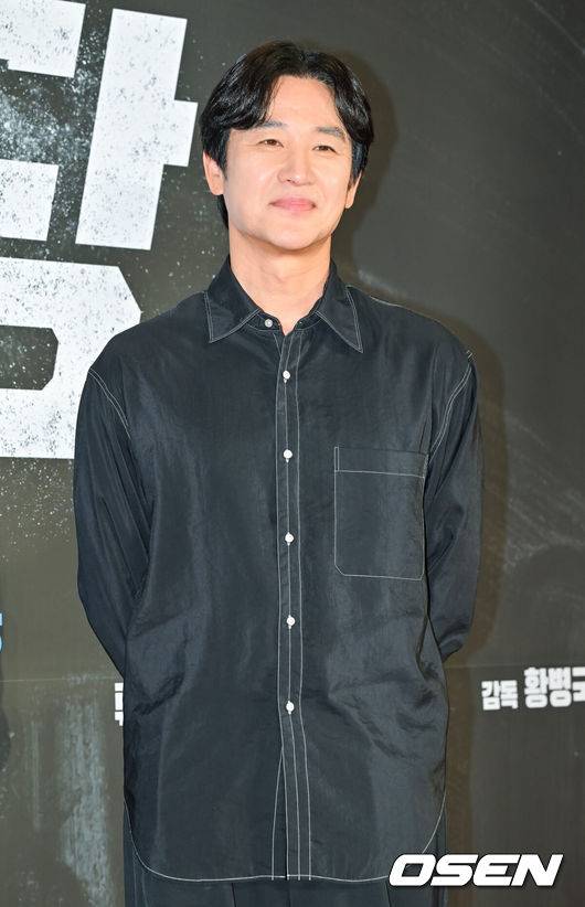 [OSEN=박준형 기자] 15일 서울 삼성동 코엑스 메가박스에서 영화 '야당' 쇼케이스 및 VIP 시사회가 진행됐다.‘야당’은 대한민국 마약판을 설계하는 브로커 ‘야당’, 더 높은 곳에 오르려는 ‘검사’, 마약 범죄 소탕에 모든 것을 건 ‘형사’가 서로 다른 목적을 가지고 엮이며 펼쳐지는 범죄 액션 영화로 배우 박해준, 류경수, 채원빈, 유해진, 강하늘이 출연한다.배우 엄태웅이 포즈를 취하고 있다.    2025.04.15 / soul1014@osen.co.kr