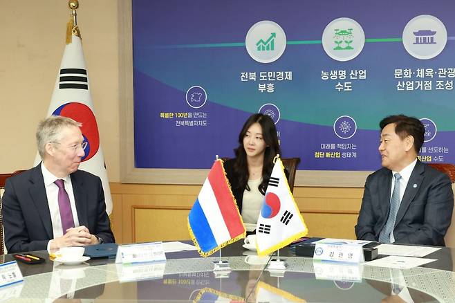 페이터 반 더 플리트(Peter van der Vliet) 주한네덜란드 대사(왼쪽)가 15일 전북도를 찾아 김관영 도지사와 대체단백질 분야의 글로벌 협력 강화를 위한 업무 협약에 앞서 감담을 하고 있다. 전북도 제공