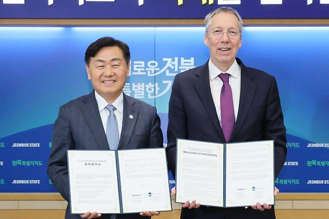 15일 전북도청에서 열린 대체단백질 분야의 글로벌 협력 강화를 위한 업무 협약식에서 김관영(왼쪽) 도지사와 페이터 반 더 플리트(Peter van der Vliet) 주한네덜란드 대사가 서명한 협약서를 들어 보이고 있다. 전북도 제공