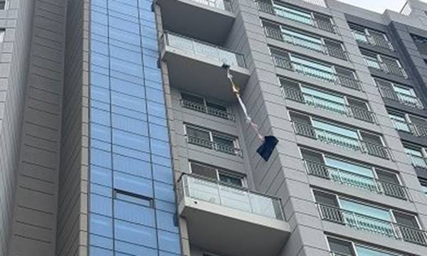 아파트 베란다로 던져진 옷가지. 서울 종로경찰서 제공