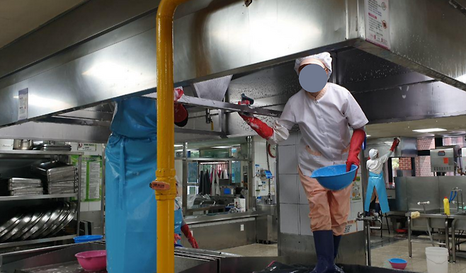 학교 급식실 노동자들이 청소를 하고 있는 모습.&nbsp;공공운수노조 전국교육공무직본부 제공