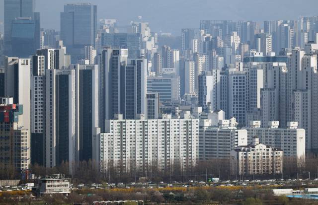 서울 한강 인근에서 바라본 서초구와 강남구 일대 아파트의 모습. 연합뉴스