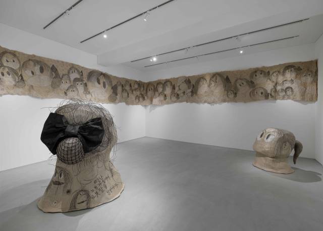 신민 작가의 개인전 ‘으웩! 음식에서 머리카락!’의 전시 전경. /ⓒ안천호 사진 제공=p21갤러리