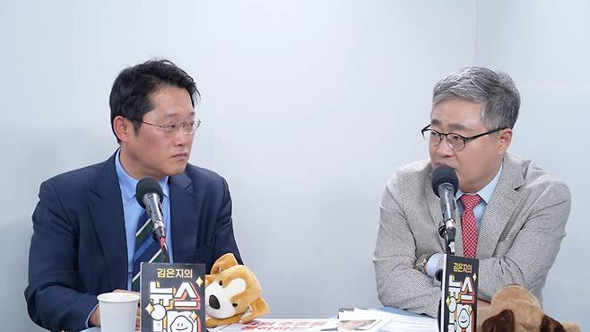 박성태 사람과사회연구소 연구실장(왼쪽)과 장성철 공론센터 소장(오른쪽). ⓒ시사IN 포토