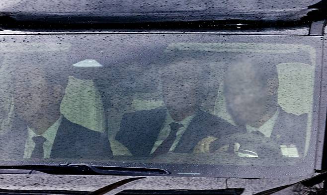 내란 우두머리 혐의로 형사 첫 정식재판을 받는 윤석열 전 대통령(가운데)이 4월14일 오후에 열리는 재판에 출석하기 위해 서울 서초구 서울중앙지방법원에 들어서고 있다. ⓒ연합뉴스