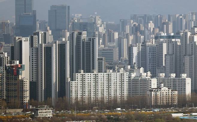 지난 6일 서울 한강 인근에서 바라본 서초구와 강남구 일대 아파트의 모습 ⓒ연합뉴스