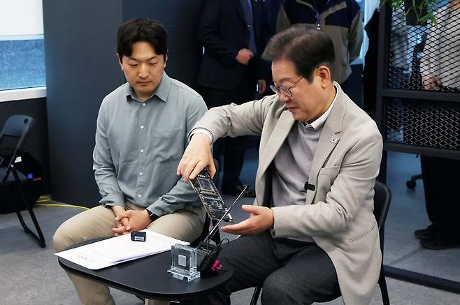 더불어민주당 대선 예비후보인 이재명 전 대표가 4월14일 서울 강남구 퓨리오사AI에서 퓨리오사AI NPU를 살펴보고 있다. ⓒ연합뉴스