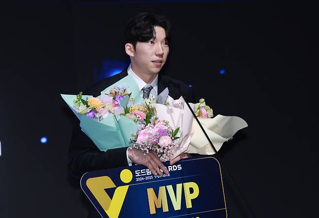 현대캐피탈 허수봉이 14일 서울 서대문구 스위스 그랜드 호텔에서 열린 2024~2025 V리그 시상식에서 남자부 MVP를 수상하고 소감을 밝히고 있다. 연합뉴스