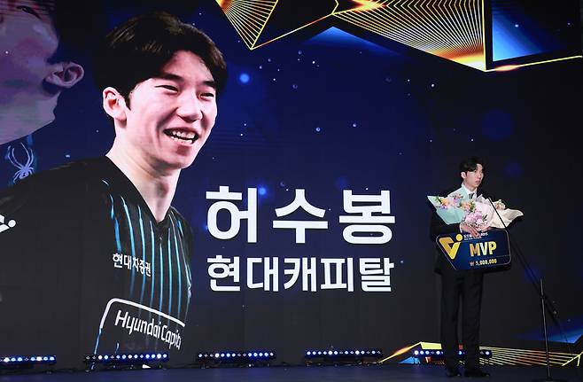 현대캐피탈 허수봉이 14일 서울 서대문구 스위스 그랜드 호텔에서 열린 2024~2025 V리그 시상식에서 남자부 MVP를 수상하고 소감을 밝히고 있다. 연합뉴스
