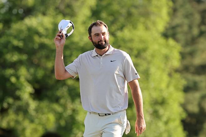 스코티 셰플러가 지난 14일 마스터스 토너먼트 최종 라운드 18번 홀에서 모자를 벗으며 관중들에게 인사하고 있다. 게티이미지코리아