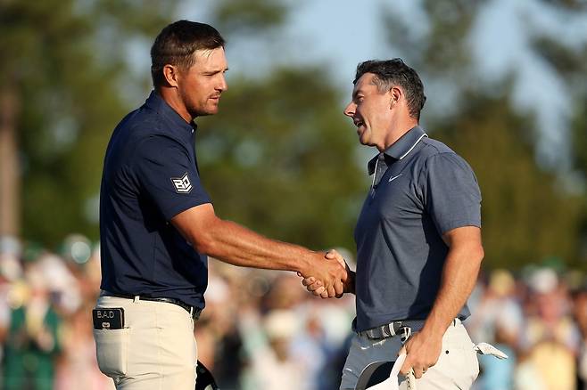 로리 매킬로이(오른쪽)와 브라이슨 디섐보가 지난 14일 마스터스 최종라운드를 마친 뒤 악수하며 가벼운 대화를 나누고 있다.  오거스타｜AFP연합뉴스