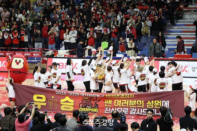 부산 BNK 선수들이 지난달 22일 여자프로농구 챔피언결정전 우승을 확정지은 뒤 기뻐하고 있다. WKBL 제공