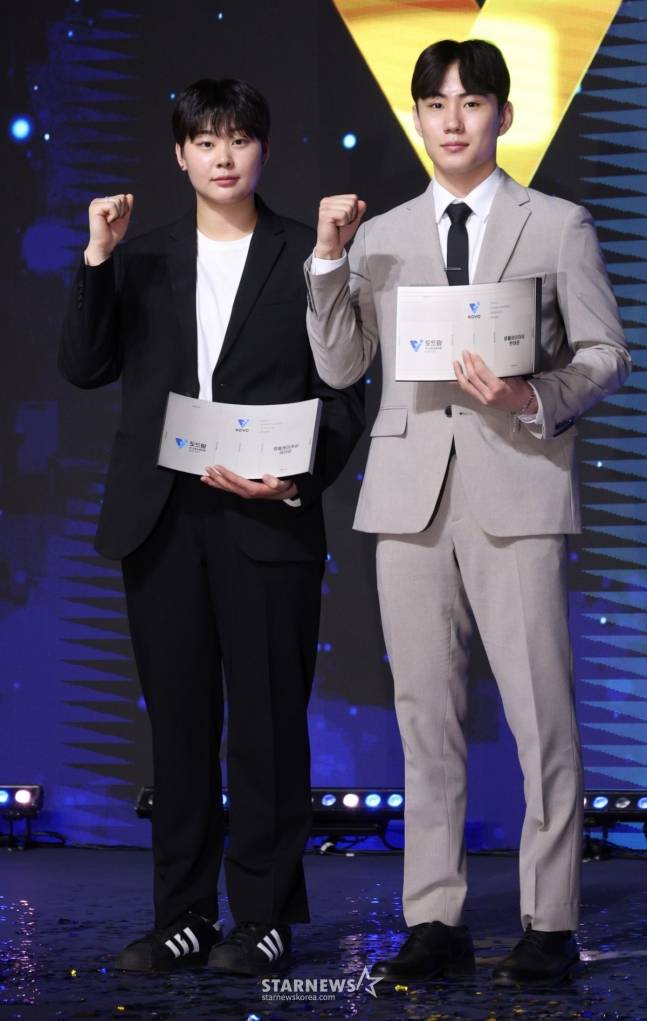 2024-2025 V리그 시상식이 14일 서울 서대문구 스위스 그랜드 호텔에서 열렸다.  감다은(한국도로공사)과 한태준(우리카드)이 영플레이어상을 수상한 후 포토타임을 갖고 있다. /사진=김진경 대기자