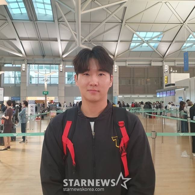 KIA 신인 김두현이 지난해 인천국제공항을 통해 마무리캠프를 떠나기 전 취재진과 인터뷰를 하고 있다. /사진=김동윤 기자