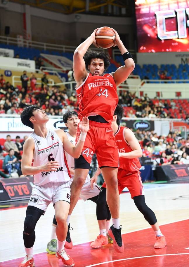 게이지 프림(가운데)이 15일 울산동천체육관에서 열린 '2024~2025시즌 KCC 프로농구 6강 플레이오프' 2차전에서 리바운드를 따내고 있다. /사진=KBL 제공