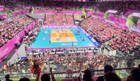 만원 관중을 이룬 인천 삼산월드체육관. /사진=김진경 대기자