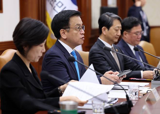 최상목 경제부총리는 지난해 10월 뉴욕에서 열린 한국경제 설명회에서 현재 1400원과 과거의 1400원은 다르게 봐야 한다고 말했다. [사진 | 뉴시스]