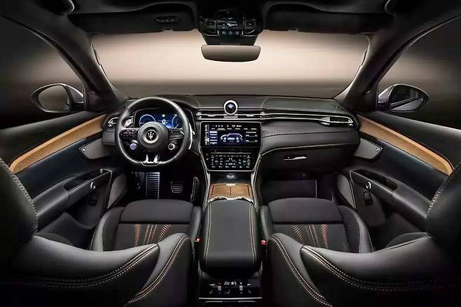 마세라티 그레칼레 폴고레 실내