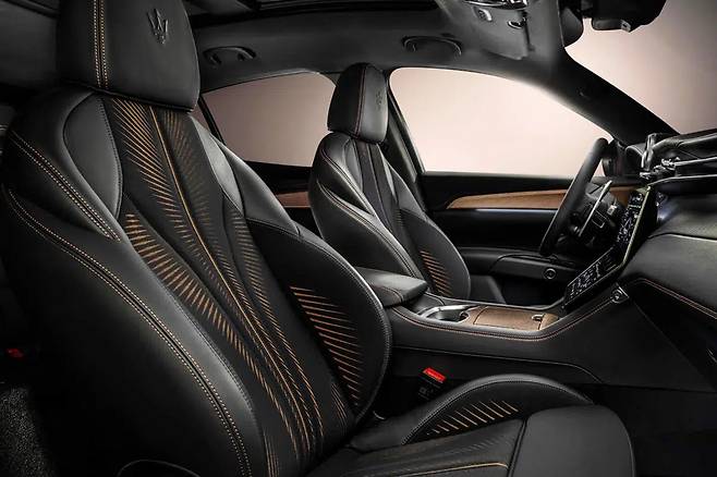 마세라티 그레칼레 폴고레 실내