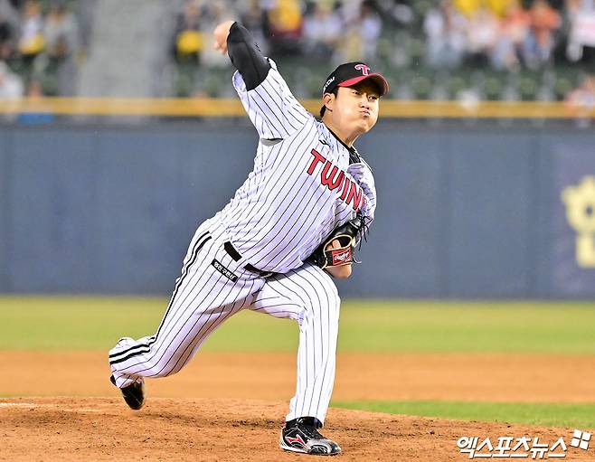 LG 트윈스 투수 김강률이 올해 정규시즌 경기에 등판해 투구하고 있다. 엑스포츠뉴스 DB
