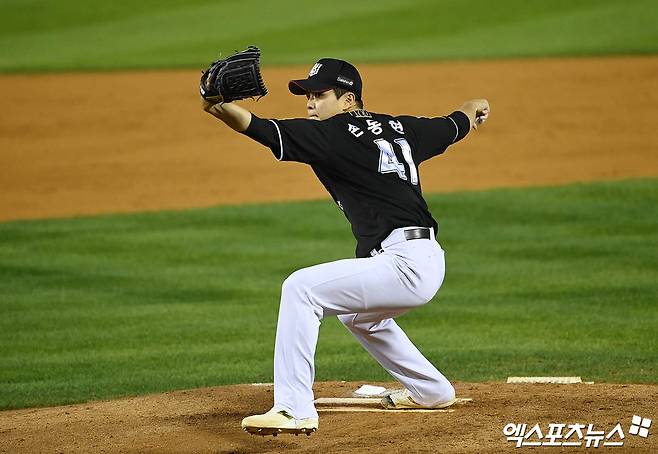 11일 오후 서울 송파구 잠실야구장에서 열린 '2024 신한 SOL Bank KBO 포스트시즌' KT 위즈와 LG 트윈스의 경기, 3회말 무사 1루 KT 손동현이 역투하고 있다. 엑스포츠뉴스 DB