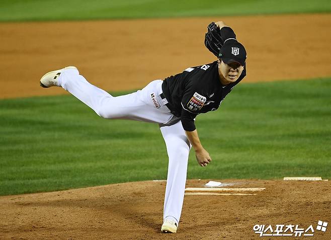 11일 오후 서울 송파구 잠실야구장에서 열린 '2024 신한 SOL Bank KBO 포스트시즌' KT 위즈와 LG 트윈스의 경기, 3회말 무사 1루 KT 손동현이 역투하고 있다. 엑스포츠뉴스 DB