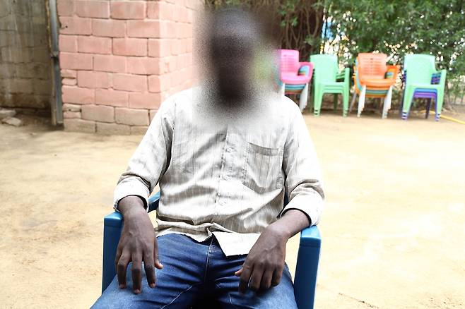 차드 은자메나서 거주하는 수단 난민 (은자메나[차드]=연합뉴스) 성도현 기자 = 차드 수도 은자메나에서 거주하는 수단 난민 모하메드 고바라(가명) 씨가 지난 3일(현지시간) 은자메나의 한 카페에서 연합뉴스와 인터뷰를 하고 있다. 신원 보호 등을 위해 가명을 사용했고, 사진은 모자이크 처리했다. 2025.4.15 raphael@yna.co.kr