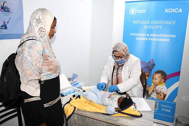 WFP 계약 병원서 영양 및 건강검진 받는 수단 난민 아동 (카이로=연합뉴스) 성도현 기자 = 이집트 카이로 내 수단 커뮤니티에서 거주하는 수단 난민 여성(맨 왼쪽)이 유엔세계식량계획(WFP)과 계약된 병원을 찾아 담당 의사로부터 아이의 영양 및 건강 상태 검진을 받고 있다. 2025.4.15 raphael@yna.co.kr