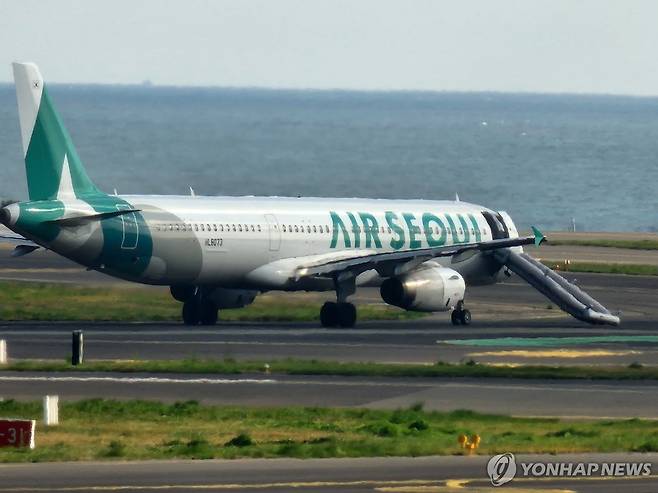 제주공항에서 비상 탈출 슬라이드 열린 항공기 [독자 제공.재판매 및 DB 금지]